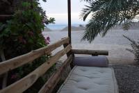 eine Matratze auf dem Boden neben einem Strand in der Unterkunft Williams House in Eilat