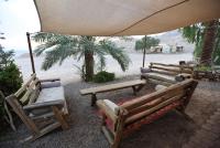 eine Sitzgruppe unter einem Schirm in der Unterkunft Williams House in Eilat