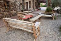 drei Holzbänke vor einem Gebäude in der Unterkunft Williams House in Eilat