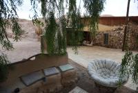 eine Außenterrasse mit einem Sofa und einem Gebäude in der Unterkunft Williams House in Eilat
