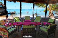 un restaurante con mesa y sillas en la playa en Chez Yolande, en Ampangorinana