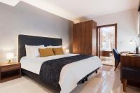 Dormitorio con cama grande, escritorio y cama sidx sidx en The Duke Boutique Hotel, en Victoria