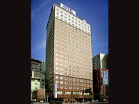 Un edificio alto con un cartel encima. en Toyoko Inn Busan Jungang Station, en Busan
