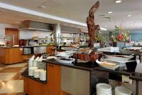 een restaurant met een buffet met gerechten en gerechten bij Palladium Hotel Palmyra - Adults Only in San Antonio