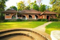 een huis met een brug voor een tuin bij Misty Woods Resort in Kakkabe