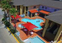 Der Swimmingpool an oder in der Nähe von Ramada by Wyndham &amp; Suites South Padre Island