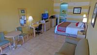 Ein Bett oder Betten in einem Zimmer der Unterkunft Ramada by Wyndham &amp; Suites South Padre Island