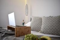 1 cama con ordenador portátil en una mesa con fruta en Meltemi, en Skiathos
