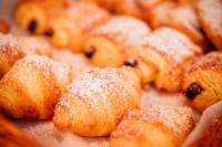 卡罗维发利Dvorak Spa & Wellness的一堆撒满糖粉的糕点