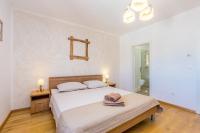 Postel nebo postele na pokoji v ubytování Holiday house Hojevica - Kras, Krk