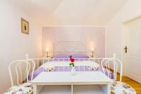 Postel nebo postele na pokoji v ubytování Holiday house Hojevica - Kras, Krk