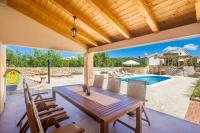 Bazén v ubytování Holiday house Hojevica - Kras, Krk nebo v jeho okolí