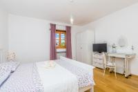 Postel nebo postele na pokoji v ubytování Holiday house Hojevica - Kras, Krk