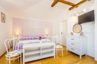 Postel nebo postele na pokoji v ubytování Holiday house Hojevica - Kras, Krk