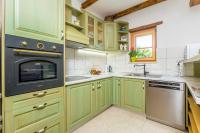 Kuchyň nebo kuchyňský kout v ubytování Holiday house Hojevica - Kras, Krk