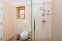 Koupelna v ubytování Holiday house Hojevica - Kras, Krk