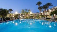 una gran piscina frente a un hotel en Best Western Downtown Stuart, en Stuart