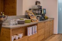 un bancone in cucina con del cibo sopra di Rittis Alpin Chalets Dachstein a Ramsau am Dachstein