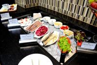 uma exposição de alimentos numa mesa com pratos de alimentos em Royal Canaan Nairobi Hotel em Nairobi