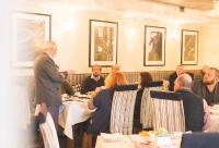 プレトリアにあるBlue Diamond Boutique Hotelのレストランのテーブルに座っている人々のグループ