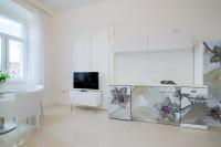 Televízia a/alebo spoločenská miestnosť v ubytovaní Collins Apartments Center