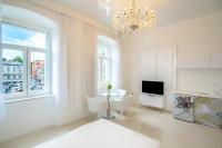 Televízia a/alebo spoločenská miestnosť v ubytovaní Collins Apartments Center