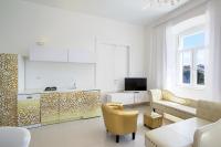 Televízia a/alebo spoločenská miestnosť v ubytovaní Collins Apartments Center