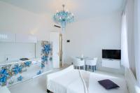 Televízia a/alebo spoločenská miestnosť v ubytovaní Collins Apartments Center