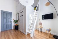 Televízia a/alebo spoločenská miestnosť v ubytovaní apartamenty kamienica