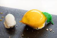 Un primer plano de un limón y un trozo de comida. en Auberge du Poids Public Logis Hotel, en Saint-Félix-Lauragais