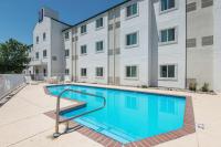 una piscina frente a un edificio en Motel 6-Junction City, KS, en Junction City