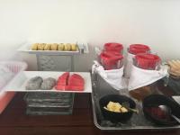 Un refrigerador lleno de muchos tipos diferentes de alimentos en Sam So Boutique Villa, en Siem Reap