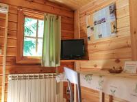 TV a/nebo společenská místnost v ubytování Cabañas de Madera Sanabria