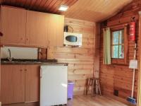 Kuchyň nebo kuchyňský kout v ubytování Cabañas de Madera Sanabria