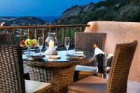 - une table avec des verres à vin et un bol de fruits dans l'établissement Relais Villa Carola, à Porto Cervo