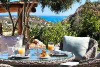 - une table de petit-déjeuner avec vue sur l'océan dans l'établissement Relais Villa Carola, à Porto Cervo