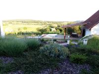A garden outside Pécsely apartman