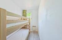 Una cama o camas cuchetas en una habitaci&oacute;n  de Residence Saint-Raphael Valescure - maeva Home