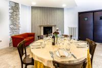 Un comedor con una mesa con copas de vino. en Hotel Colucci, en Nusco