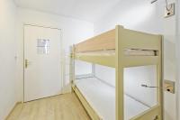 Una cama o camas cuchetas en una habitaci&oacute;n  de Residence Saint-Raphael Valescure - maeva Home