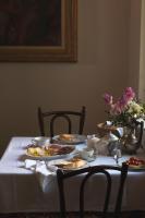 una mesa con platos de comida y flores. en Káli Art Inn, en Köveskál