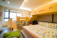 a childs bedroom with a bunk bed and a stuffed animal at 宜人生活溜滑梯親子民宿 Easylife B&amp;B in Dongshan