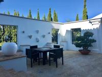Patio lub wspólna przestrzeń na świeżym powietrzu w obiekcie Villa Los Halcones Sotogrande Golf