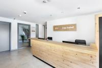 Un vestíbulo con mostrador de recepción en un edificio. en easy sleep Apartmenthotel, en Landshut