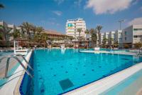 ein großer blauer Pool in einem Resort in der Unterkunft U Coral Beach Club Eilat – Ultra All inclusive in Eilat
