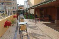 eine Terrasse mit Tischen und Stühlen an einem Gebäude in der Unterkunft Grand Horizon Apart Hotel in Alanya