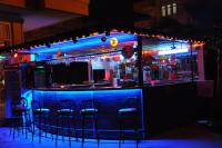 Eine Bar mit blauen Lichtern und Barhockern in der Unterkunft Grand Horizon Apart Hotel in Alanya