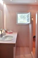 A bathroom at Sarwnisland