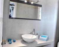 A bathroom at Sarwnisland