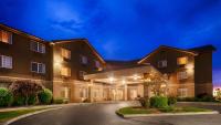 un edificio por la noche con entrada en Best Western Plus Kennewick Inn, en Kennewick